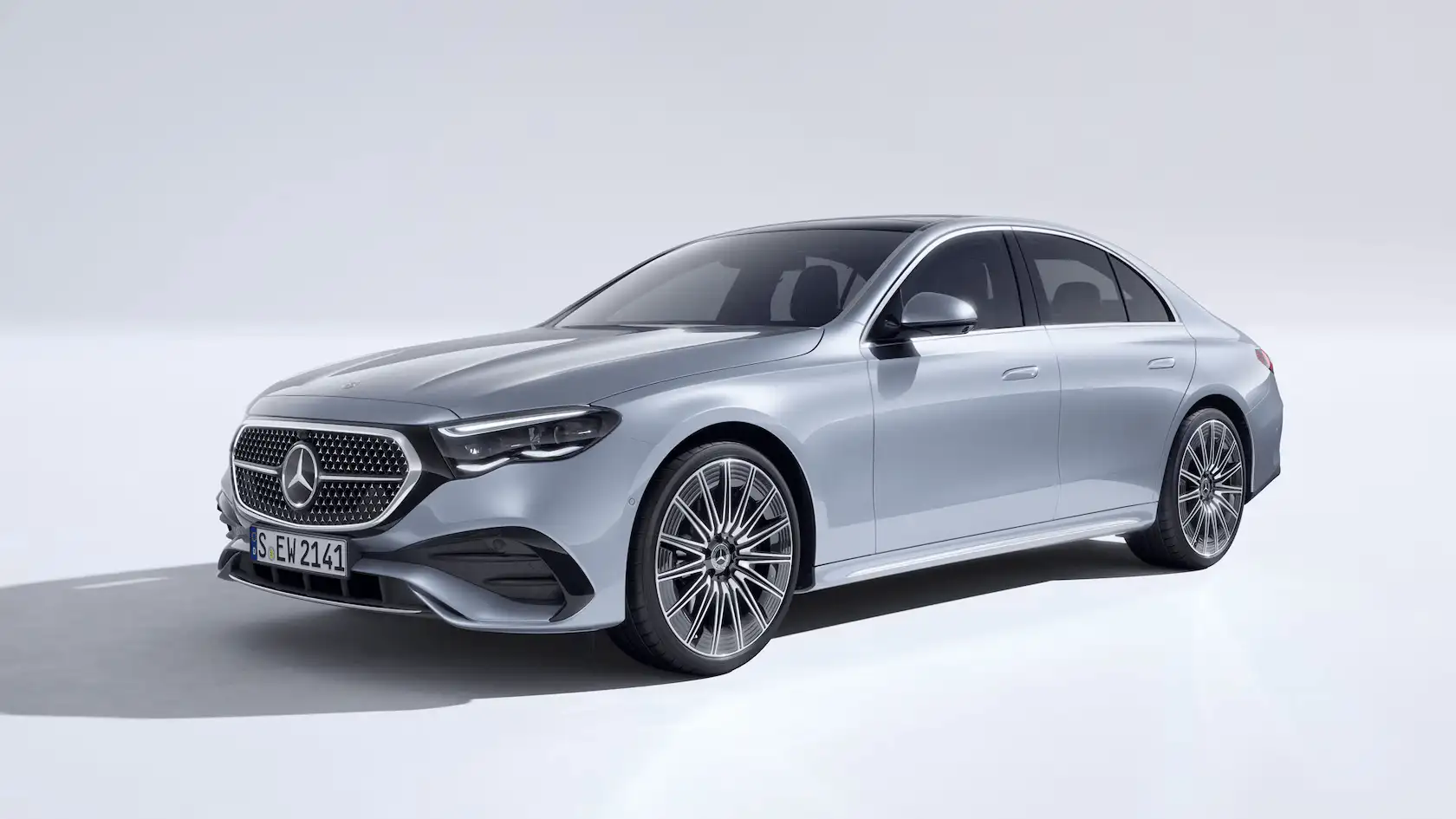 Exterior image showing mercedes-benz e-class saloon: ตำนานแห่งความหรูหราและความสง่างามระดับผู้บริหาร